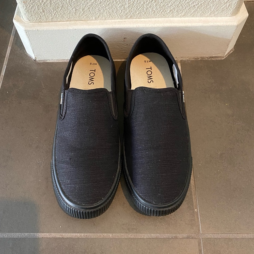 Worn once Men’s Toms slip on shoes. Mint! Sz 7.5 - Picture 3 of 4